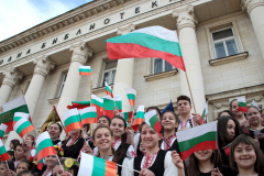 200 деца рецитираха “Аз съм българче” в навечерието на националния празник