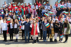 Деца рецитират „Аз съм българче“ пред Националната библиотека  по случай националния празник 3 март