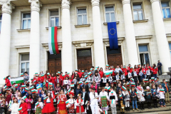 Деца рецитират „Аз съм българче“ пред Националната библиотека  по случай националния празник 3 март