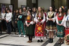 ФОТОСИ НА БЪЛГАРКИ В НОСИИ КРАСЯТ НАЦИОНАЛНАТА БИБЛИОТЕКА