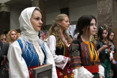 ФОТОСИ НА БЪЛГАРКИ В НОСИИ КРАСЯТ НАЦИОНАЛНАТА БИБЛИОТЕКА