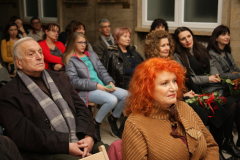 ЦЕНИТЕЛИ НА ПОЕЗИЯТА АПЛОДИРАХА АКСИНИЯ МИХАЙЛОВА В НБКМ