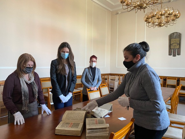 Двама посланици на Черна гора на посещение в Националната библиотека