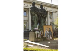 Паметникът пред Националната библиотека